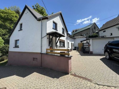 Für Ruhesuchende mit Gartenträumen! Freistehendes Einfamilienhaus im Herzen des Dorfes!