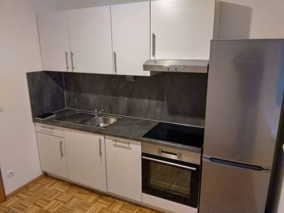 2 ZIMMER-NEUBAU + großer Süd-Balkon 9m² + extra Küche möbliert + Bad mit Wanne + extra WC + Lift!