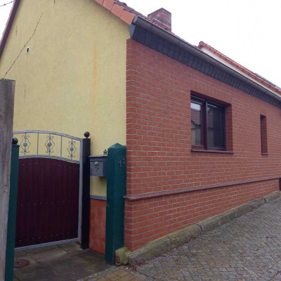 Parey/Elbe kleines gemütliches Haus mit Nebengebäuden