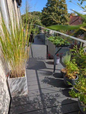 Moderne 2,5-Zimmer-Penthouse-Wohnung mit riesiger Terrasse und Einbauküche
