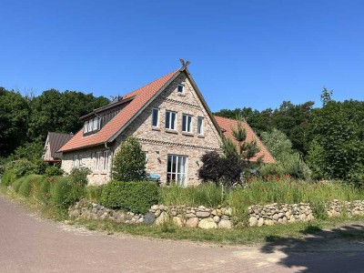 Exklusives Ziegelhaus mit Doppelgarage in naturnaher Ortsrandlage