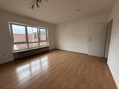 Modernisierte 3-Zi.-Wohnung mit eigenem Garten und Dachgeschosszimmer