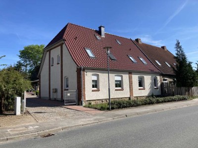 Zwei moderne Reihenhäuser mit weitläufigem Grundstück und Stallgebäude