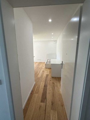 | ERSTBEZUG | Moderne, möblierte Neubauwohnung in Augsburg Hochzoll – mit Balkon, Küche & Internet |