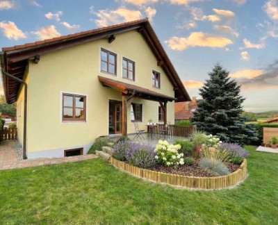 Helle Erdgeschoss-Wohnung mit großem Garten & Kachelofen