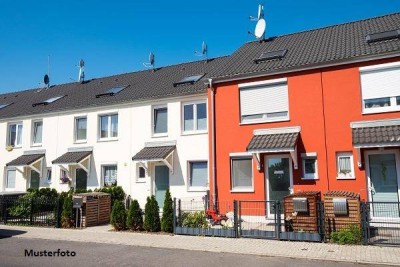 Einfamilien-Doppelhaushälfte mit Stellplatz und Garten