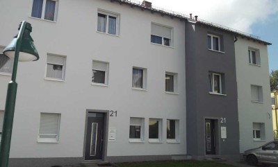 Ruhige, modernisierte 4,5-Zimmer-EG-Wohnung mit geh. Innenausstattung und großer Terrasse