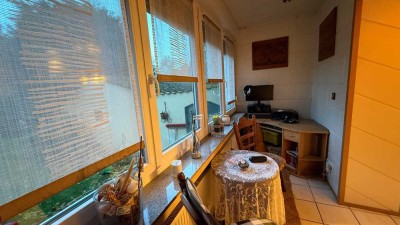 Essen-Haarzopf: Stilvolle Erdgeschosswohnung mit Wärmepumpe, Garage und eigenem Garten.