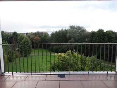 Schöne, geräumige drei Zimmer Wohnung mit Dachterrasse im Mertonviertel
