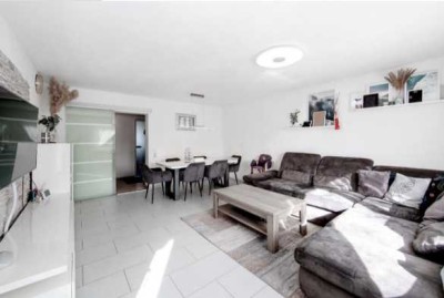 Geschmackvolle 3-Raum-Wohnung mit Balkon und Einbauküche in Aalen