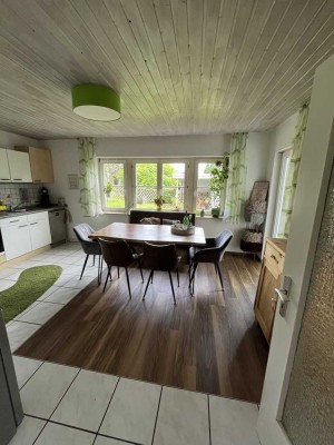 Ansprechende 2,5-Zimmer-Wohnung mit zwei Terrassen und großem Garten
