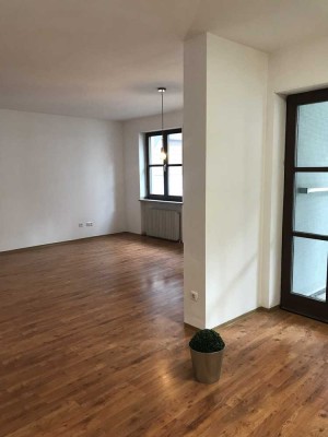 Freundliche 2-Zimmer-Wohnung mit gehobener Innenausstattung mit Balkon und EBK in Amberg