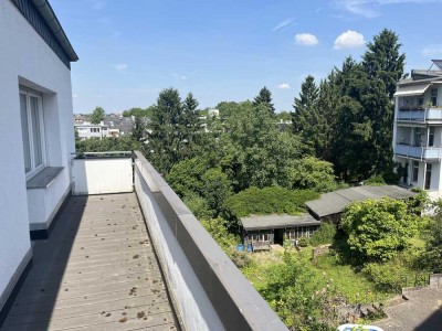 Schöne große und helle Wohnung mit 2 Balkonen