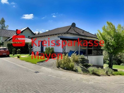 Einfamilienhaus mit Garage und Carport in schöner Ortsrandlage.