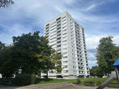 Sonnendurchflutete und großzügige 3-4 Zimmer Wohnung mit schönem Balkon