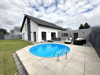 Modernes Einfamilienhaus mit Pool, Doppelgarage & luxuriöser Ausstattung – Bezugsfertig nahe Wolfsbu