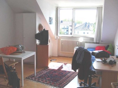 Romantisches 1-Raumappartment im DG mit Einbauküche, Bad und Diele!