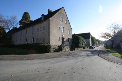 GENERATIONENHAUS IN GLADBECK MIT TERRASSE, BALKON, GARAGE UND GROSSEM GARTEN