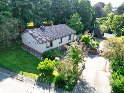 Wohnhaus mit großem Grundstück und Tiefgarage in ruhiger Lage