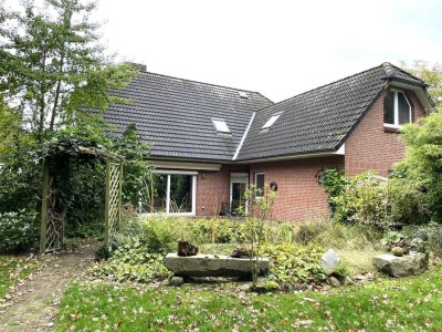 Großes, solides Einfamilienhaus m. Einliegerwohnung in Feldrandlage/Biotop und Traumausblick!!