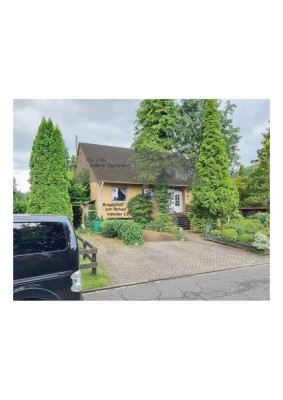 Erdgeschoß mit 8-Zimmer Wohnung, Keller, Garten und Terasse in Beedenbostel