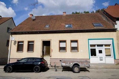 Zweifamilienhaus mit Garage / Lagermöglichkeiten hinter dem Wohnhaus