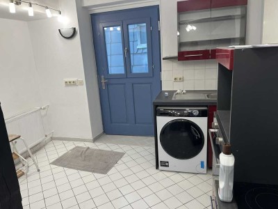 Ansprechende neu sanierte Altbauwohnung mit 1,5-Zimmen plus Duschbad und Küche mit Essplatz.