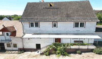 Dreiseitenhof, ehemalige Pferdezucht mit neun Boxen und gr. Scheune/Heuböden, Wohnhaus/Doppel-Garage