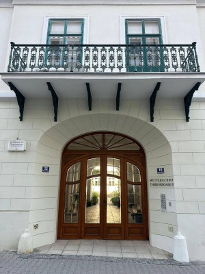 Provisionsfreie charmante Maisonettewohnung im historischen Metternichhof in Baden – mit Lift, Galerie &amp; Innenhofblick