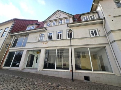 Renditeobjekt mit vier Wohnungen, Gewerbeeinheit und ausbaufähigem Dachgeschoss
