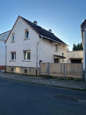 Einfamilienhaus in Nidderau - ca. 120 m² Wohnfläche, Garten, Garage, sanierungsbedürftig