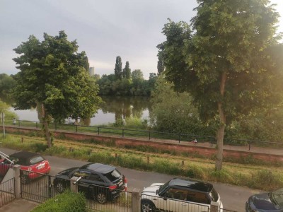 Bürgel, direkte Mainlage! Teilrenovierte Altbauwohnung direkt am Main.