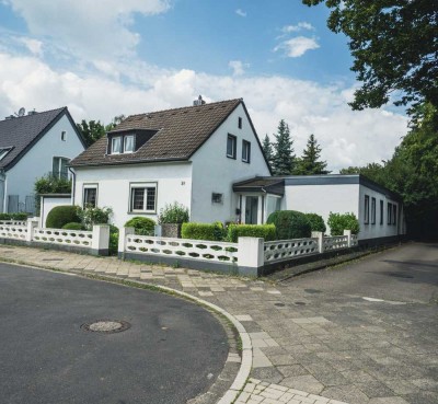 Rarität in Bilk: Großzügiges Zweifamilienhaus mit Garten, 2 Garagen und Einliegerbereich