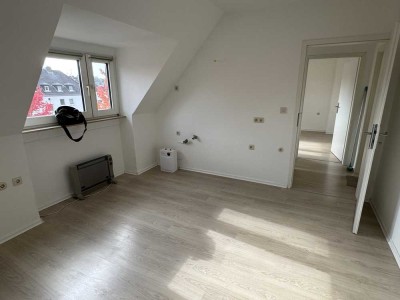 kleine Wohnung im Dachgeschoss; Holz Str. 7 mit VIDEO