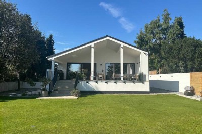 Stilvoller Design-Bungalow, Fitnessraum, großer Garten, Toplage nahe Düsseldorf