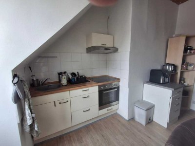 Helle 2-ZKB Dachgeschosswohnung in zentraler Lage auch WG geeignet