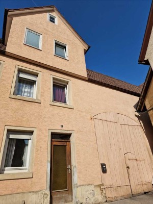 Handwerker-Einfamilienhaus mit kleinem Hof und Scheune