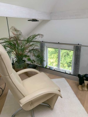 neuwertige 2,5-Raum-Penthouse-Wohnung mit lux. Innenausstattung mit Balkon
