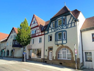 Historisches Wohn- und Geschäftshaus mit Büroräumen in EG, Wohnung in OG und DG sowie Scheune