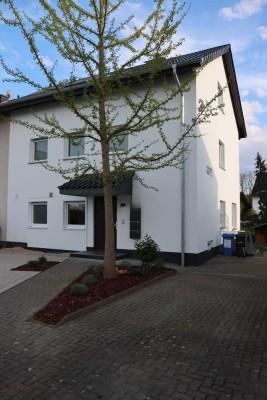 Hochwertig sanierte 2-Zimmer-Dachgeschosswohnung in Leverkusen-Rheindorf (Erstbezug)