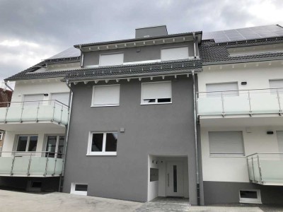 Neuwertige 3 ZW mit EBK, Balkon und Garage