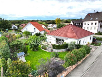 Bungalow mit einem herrlichem Garten, Grillbackofen und Gartenhaus in Broggingen !