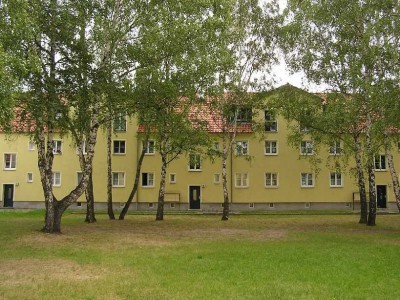 Single-Wohnung mit Badewanne, Küche und Bad mit Fenster