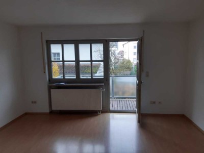 Helle, gepflegte 2-Zimmer-Wohnung mit Balkon und Einbauküche in Landshut