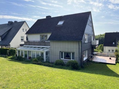 Großes Einfamlienhaus mit Einliegerwohnung, zwei Garagen und Garten