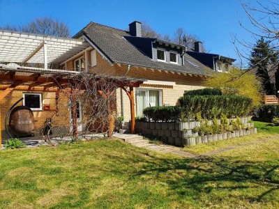 Attraktiv aufgeteiltes Einfamilienhaus mit sep. Wohnung! 
Ca. 30 Min. Hennef!