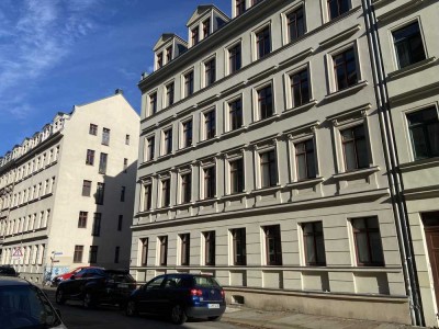 Mit Balkon, Laminat, EBK, Wanne - schön geschnitten!