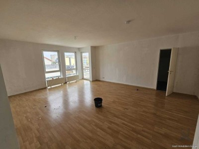 Selber Renovieren gegen Mietfrei / 2 Zimmer Dachgeschoss Wohnung in Toplage mit 2 Dachterrassen