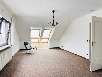 Helles WG-Zimmer im DG an ruhige Studentin ab 01.10.2025 zu vermieten