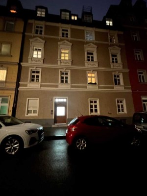 Au Isarnähe:  Total sanierter Altbau 3 Zi. + Wohnküche mit Balkon zum Innenhof